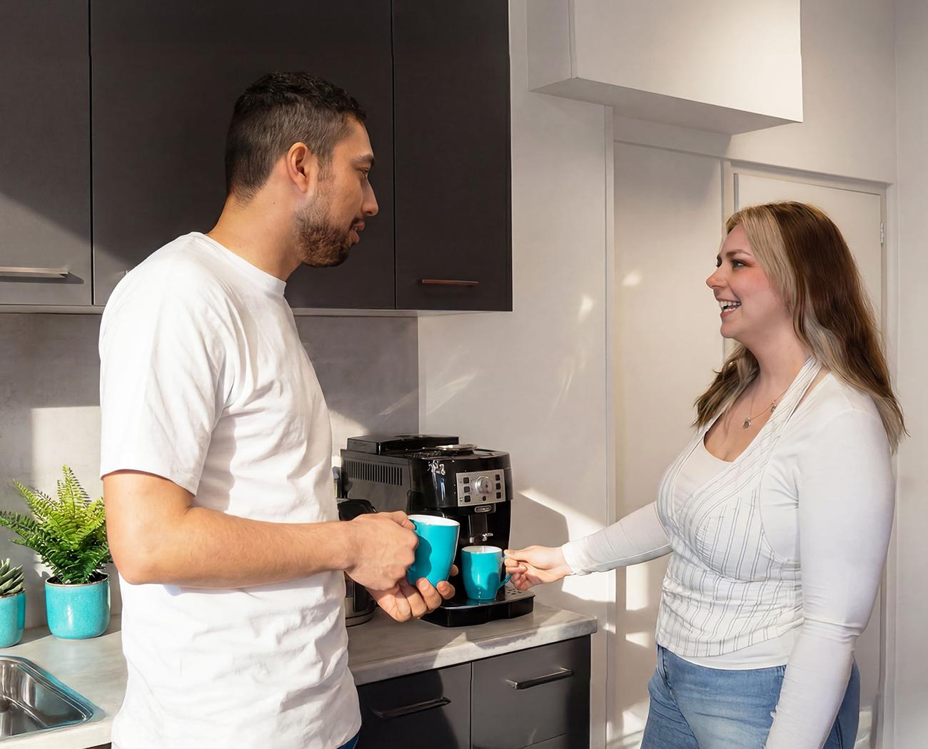 Marketing uitbesteden | Twee mensen praten bij het koffiezetapparaat