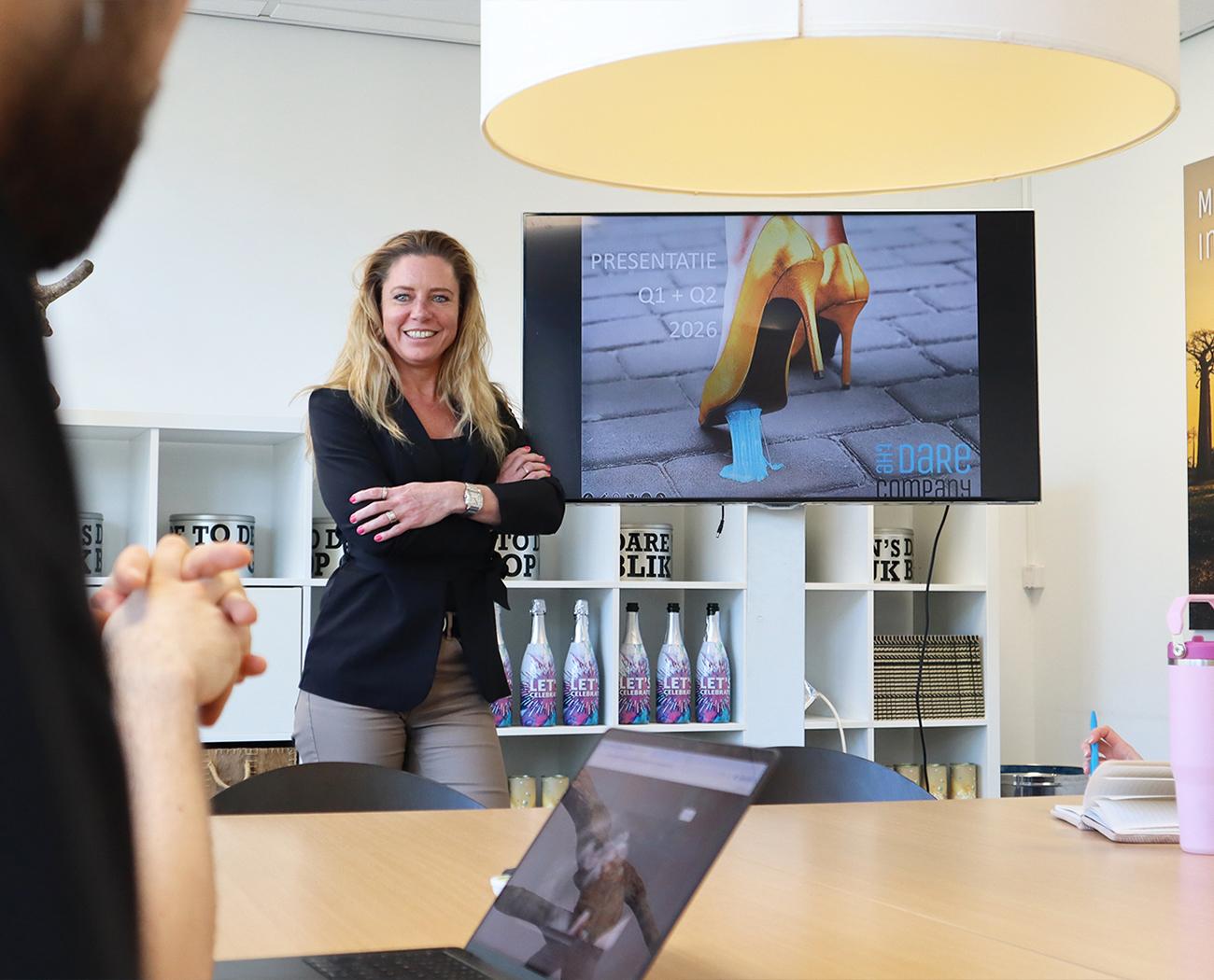 Marketing uitbesteden | Vrouw geeft een presentatie over marketing